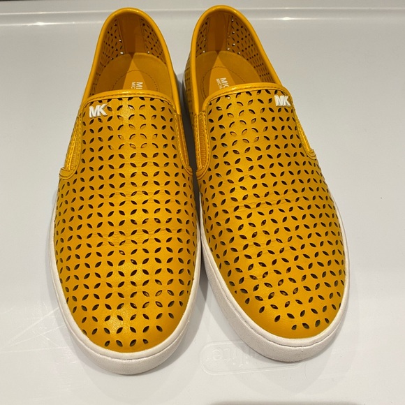 Michael Kors size 6 flat leather loafers - Picture 2 of 4